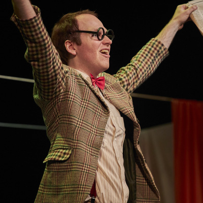 Выпускник театра-школы "Образ" получает диплом