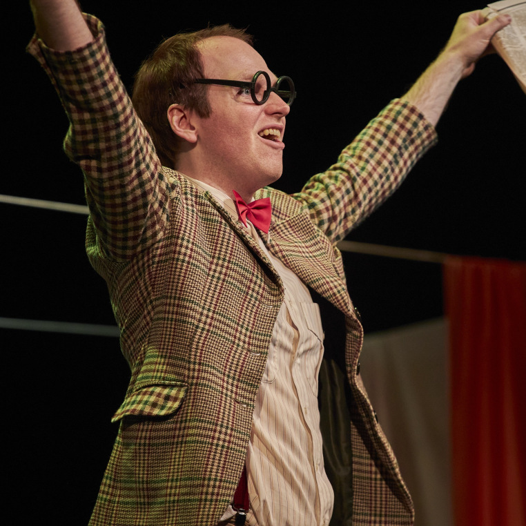 Выпускник театра-школы "Образ" получает диплом